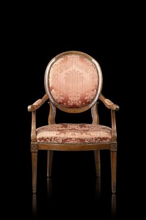 Poltrona con schienale di forma ovale e montanti mossi, gambe rastremate. Secol