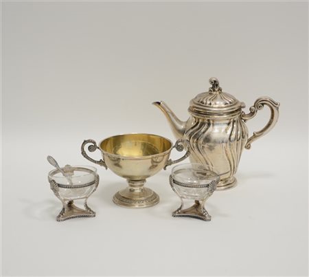 Lotto composto da due salierine, una zuccheriera ed una caffettiera in argento