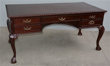 Scrivania inglese da centro in mogano a cinque cassetti, profili intagliati e p