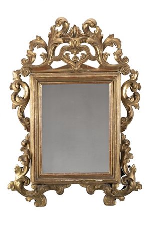 Specchiera in legno intagliato e dorato con cimasa e fregi scolpiti e traforati