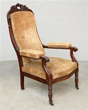 Poltrona da riposo in legno intagliato con gambe anteriori munite da rotelle (d