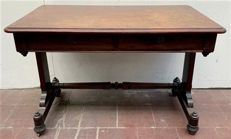 Tavolo scrittoio in mogano con due cassetti sottopiano, sostegni sagomati riuni