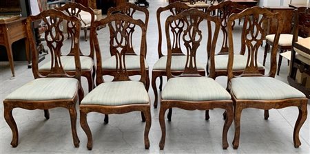 Gruppo di otto sedie in noce con schienale a giorno e gambe mosse (difetti)