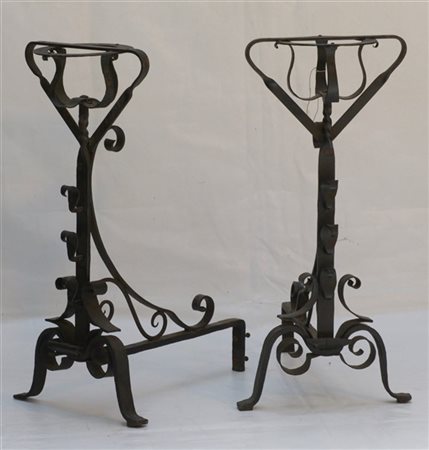 Coppia di antichi alari in ferro battuto (cm 53x74x32) (difetti)