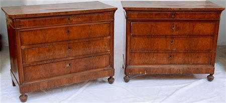 Coppia di como' lastronati in noce a tre cassetti grandi e uno piccolo lastrona