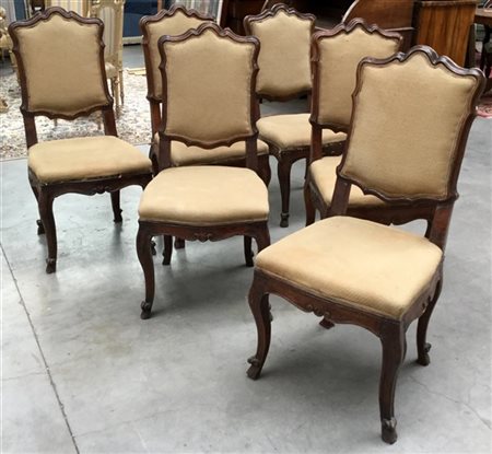 Gruppo di sei sedie in noce con schienale, fascia e gambe sagomate e intagliate