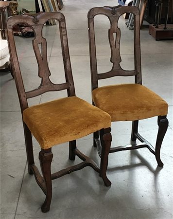 Coppia di sedie in noce con schienale a giorno decorato da cartella traforata,