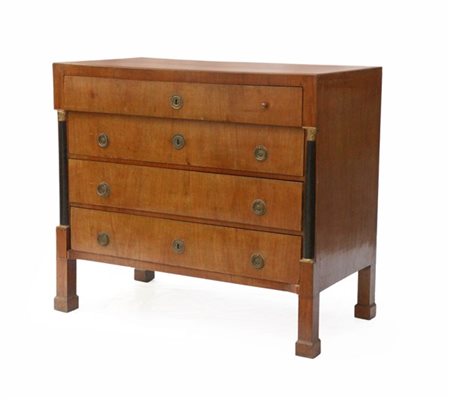 Comò lastronato in noce a quattro cassetti con mezze colonne ebanizzate e piedi
