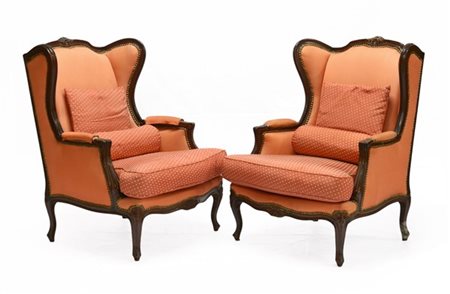 Coppia di poltrone bergere in legno intalgiato con gambe e braccioli di forma m