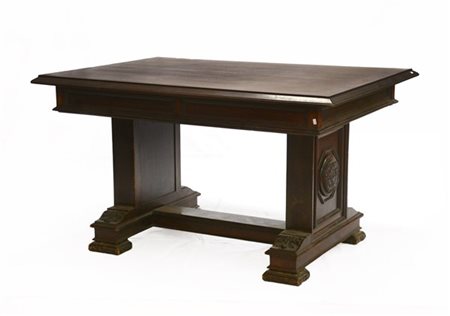 Tavolo da pranzo in stile rinascimentale con fregi e rosoni, due assetti sottop