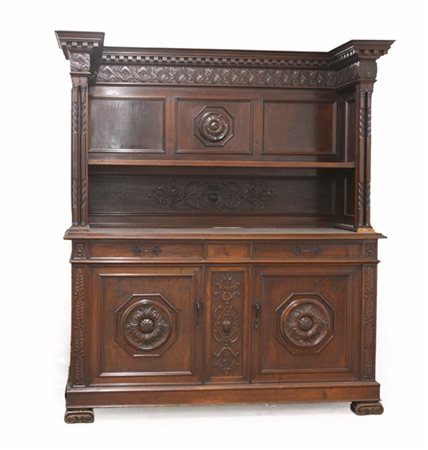 Credenza in stile rinascimentale a due corpi, parte inferiore a due ante e due cassetti,