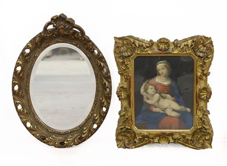 Lotto composto da due cornici in legno e pastiglia dorata una contenente una ri