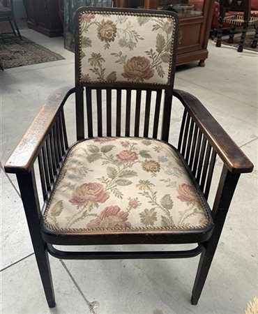 Poltrona in legno dolce con braccioli e mezzo dorsale a listelli, gambe termina