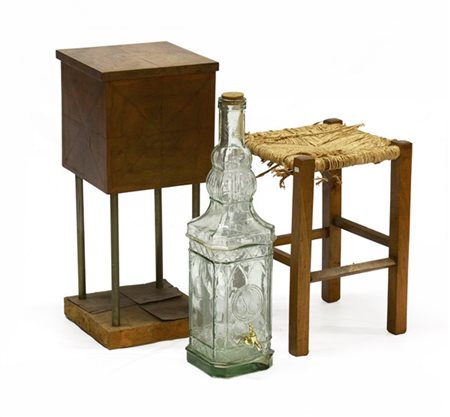 Lotto composto da uno sgabello impagliato, un mobiletto da lavoro ed una bottig