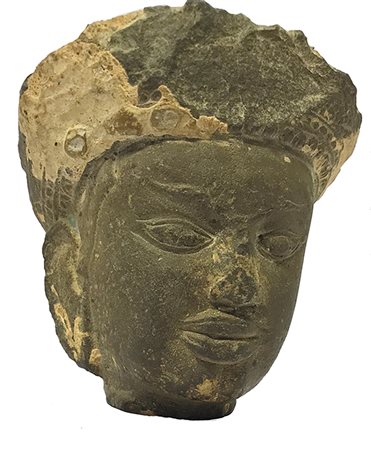 TESTA MASCHILE KHMER DATAZIONE: 1200-1500 d. C. MATERIA E TECNICA: calcare...