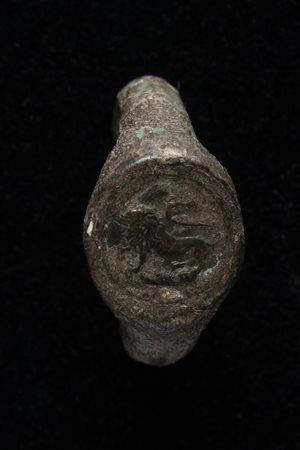 ANELLO CON LEONE DATAZIONE: I-II sec. d. C. MATERIA E TECNICA: bronzo fuso...