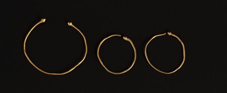 ORECCHINI E ARMILLA IN ORO DATAZIONE: III-II sec. a. C. MATERIA E TECNICA:...