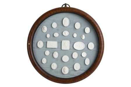 Cornice circolare contenente venticinque riproduzioni sia di cammei classici...