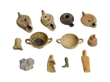 LOTTO DI DODICI REPERTI DATAZIONE: III sec. a.C.- IV sec. d. C. MATERIA E...