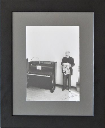 Chiari Giuseppe & Garghetti FabrizioSENZA TITOLO fotografia ritraente l'artista Giuseppe Chiari (1926-2007), cm...