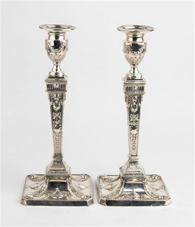 Copppia di candelieri inglesi vittoriani in argento 925/1000 - Londra 1894-1895, William Hutton & Sons Ltd