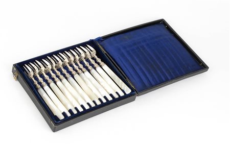 12 forchettine francesi in argento e madreperla - 1840-1879