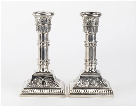 Coppia di candelieri neoclassici in argento 825/1000 - Inizio XX secolo