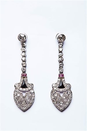 ORECCHINI PENDENTI CON DIAMANTI, RUBINI E ONICE