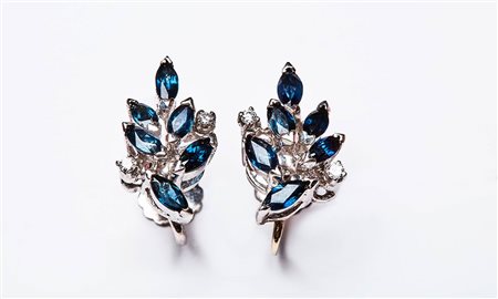 ORECCHINI MODELLO FOGLIA IN DIAMANTI E ZAFFIRI