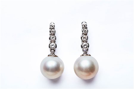 ORECCHINI PENDENTI CON PERLE