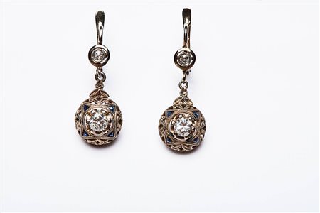 ORECCHINI PENDENTI CON DIAMANTI E ZAFFIRI