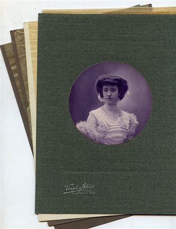 Lotto di quattro stampe con ritratto in quattro differenti viraggi,1900 circa