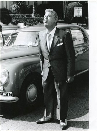 Alberto Sordi durante un set, 1975 circa