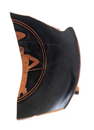 Attic Red-Figure Kylix Fragment in the Manner of Brygos Painter, 490-470 BC; length cm 16,5x10