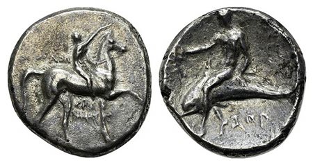 Southern Apulia, Tarentum, Nomos, ca. 302-280 BC. AR (g 7,14; mm 20; h 1). Youth on horseback r., crowning horse; AΓΩ to l., KPAT/INOΣ below; Rv. Phalanthos, holding kantharos, riding dolphin l.; ZOP below. Vlasto 677; HNItaly 958