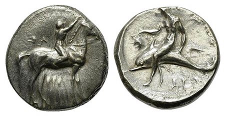Southern Apulia, Tarentum, Nomos, ca. 302-280 BC. AR (g 7,90; mm 20; h 1). Youth on horseback r., crowning horse with wreath; [ΣA to l.], ΦIΛI/APXOΣ in two lines below; Rv. TAPAΣ, Phalanthos, holding grape bunch, astride dolphin l