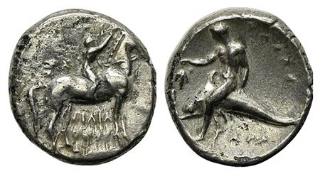 Southern Apulia, Tarentum, Nomos, ca. 302-280 BC. AR (g 7,64; mm 20; h 6). Youth on horseback r., crowning horse with wreath; ΣA to l., ΦIΛI/APXOΣ in two lines below; Rv. TAPAΣ, Phalanthos, holding grape bunch, astride dolphin l.;