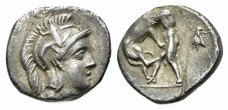 Southern Apulia, Tarentum, Diobol, ca. 280-228 BC. AR (g 1,06; mm 10; h 6). Helmeted head of Athena l., wearing crested helmet decorated with Skylla; Rv. Herakles strangling the Nemean lion; fly to r. Vlasto 1410; HNItaly 1061. Ra