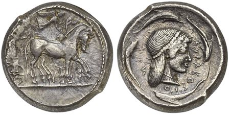 Sicily, Syracuse, Hieron I (478-466); AR Tetradrachm; ca. 478-475 BC (g 17,51; mm 24; h 9); Charioteer driving quadriga r.; above, Nike flying r., crowning horses; Rv. ΣVRAKOΣION, Diademed head of Arethusa r.; four dolphins around