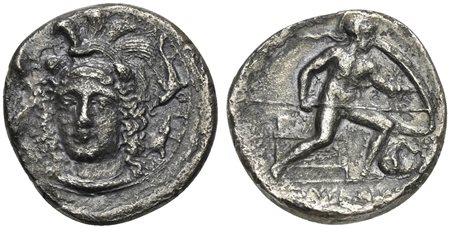 Sicily, Syracuse, Dionysios I (405-367 BC); Unsigned dies in the style of Eukleidas, c. 405-400 BC; AR Drachm (g 3,41; mm 17; h 5); Helmeted head of Athena facing slightly l.; four dolphins swimming around Rv. The hero Leukaspis a