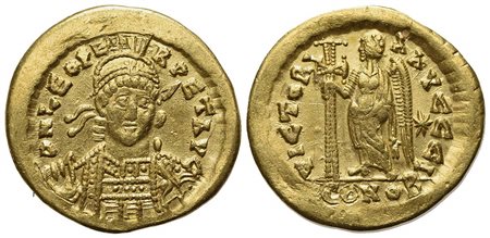 Leo I (457-474), Solidus, Constantinople, AD 462 or 466. AV (g 4,33; mm 21; h 6). D N LEO PE-RPET AVG, Pearl-diademed, helmeted and cuirassed bust facing slightly r., holding spear over shoulder and shield decorated with soldier o