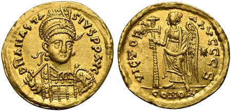Anastasius I (491-518§); AV Solidus (g 4,42; mm 21; h 7); Constantinople, 492-507; Helmeted and cuirassed bust facing slightly r., holding spear over shoulder and shield; Rv. Victory standing l., holding long, jeweled cross; star 