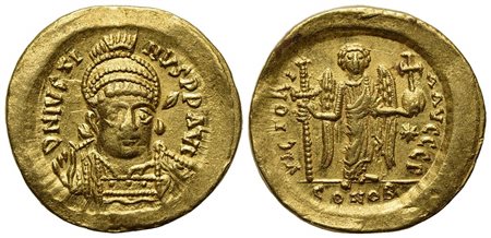 Justin I (518-527); AV Solidus (g 4,50; mm 21; h 6); Constantinople, 519-527. Helmeted and cuirassed bust facing slightly r., holding spear and shield; Rv. Angel standing facing, holding long cross and globus cruciger; star to r.;