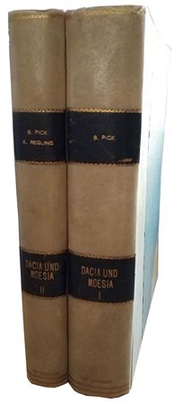 Pick B. 2 Voll. Die Antiken Munzen von Dacien und Moesien. Berlin 1898.  Vol. I)  Mezza Pelle con titolo in oro al dorso, pp. 518, tavv. XX in b/n.  Vol. 2) Mezza Pelle con titolo in oro al dorso, pp. Da 520 a 920, tavv. 1 in b/n.
