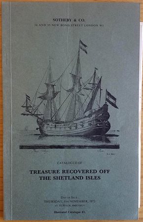 Sotheby & Co. Catalogue of Treasure Recovered off The Shetland Isles, comprising Gold and Silver Coins and Important Artifacts. London 08 November 1973. Brossura ed. lotti 190, tavv. 10 in b/n. Con lista prezzi di realizzo. Buono 
