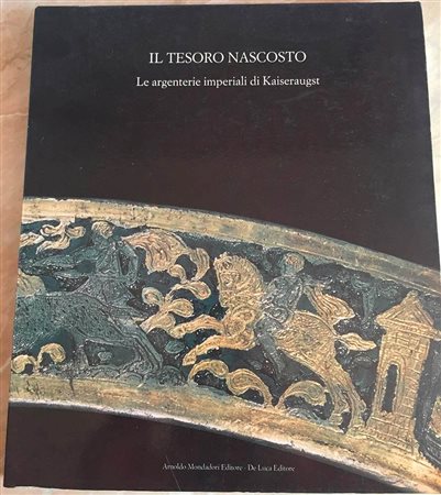 AA.VV. Il Tesoro Nascosto. Le Argenterie Imperiali di Kaiseraugst. Roma 1988. Brossura ed. pp. 179, ill. In b/n e a colori. Buono stato