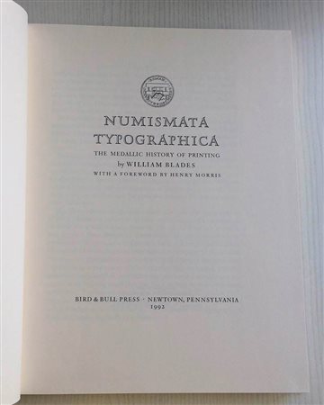 Blades W. Numismata Typographica The Medallic History of printing by William Blades with a foreword by Henry Morris. Pennsylvania 1992. Tela ed. con titolo inoro al dorso, pp. 144, tavv. XXIV in b/n. Buono stato.