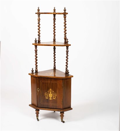 ANGOLIERA IN NOCE XIX Sec. Intarsiata e filettata in legno di bosso, a tre...