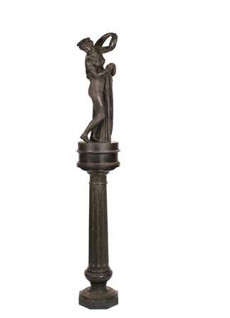 SCULTURA IN BRONZO BRUNITO Francia XIX Sec. Raffigurante una bagnante e...