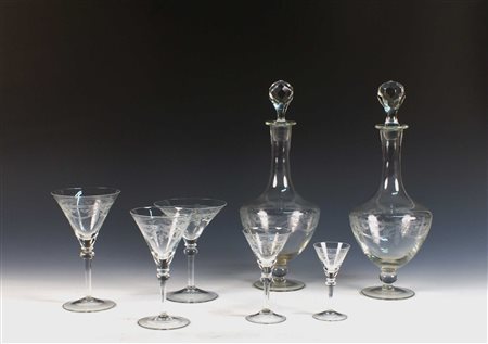 SERVIZIO DI 32 BICCHIERI IN VETRO INCISO vecchia manifattura Composto da 6...